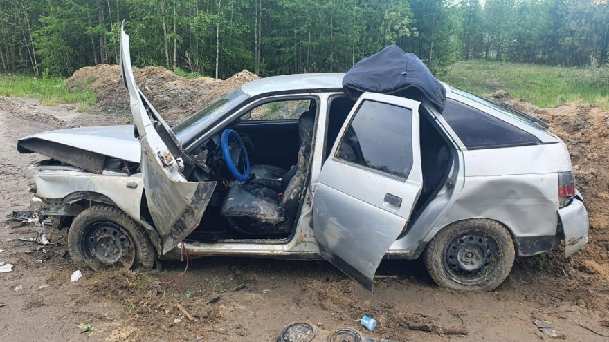 На Ямале улетел в кювет автомобиль, водителя госпитализировали