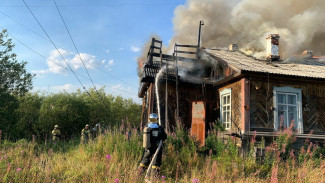 В Салехарде пожарные тушили бывшее депо 501-й стройки