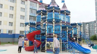 На радость детям: в Губкинском новые игровые площадки оценила комиссия и местные жители