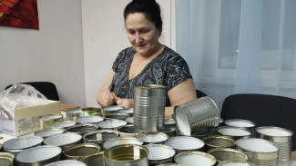 В Красноселькупе «серебряные» волонтеры и школьники объединились для помощи бойцам