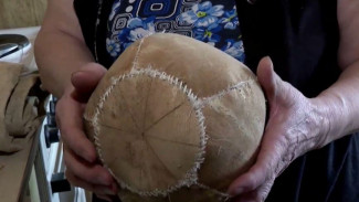 Якутская бабушка делает футбольные мячи из шкуры оленя