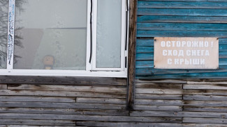 Снег и сосульки в Тазовском исчезли после вмешательства прокуратуры