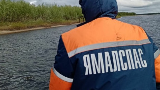 На Ямале мужчина с ребёнком попали в беду на реке