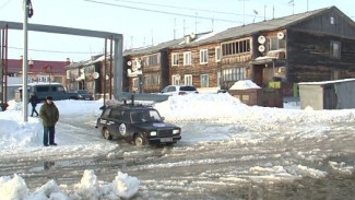 Текут по улице и дурно пахнут: жители Тазовского жалуются на талые воды