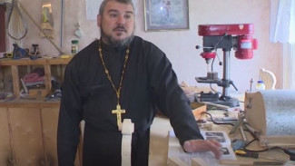 Священник из Архангельской области начал обучать детей столярно-гитарному делу