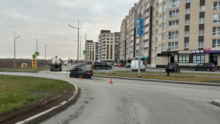 В Новом Уренгое легковушка влетела под КАМАЗ на кольце