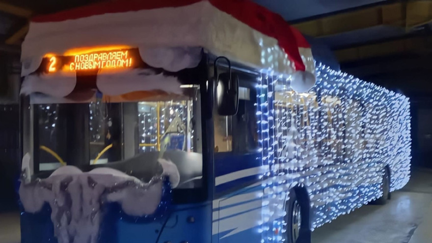 По Салехарду начал курсировать автобус в колпаке Деда Мороза
