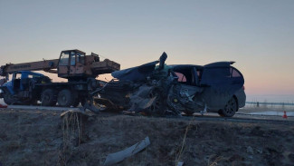 Водителя увезли на скорой: в ЯНАО легковушка врезалась в грузовик