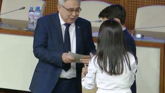 В правительстве Ямала наградили членов клубов юных дипломатов