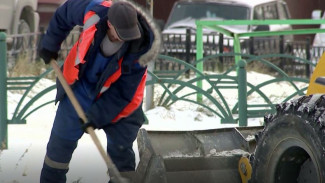К сюрпризам северной погоды готовы: дорожники Ноябрьска круглосуточно расчищают снежные завалы