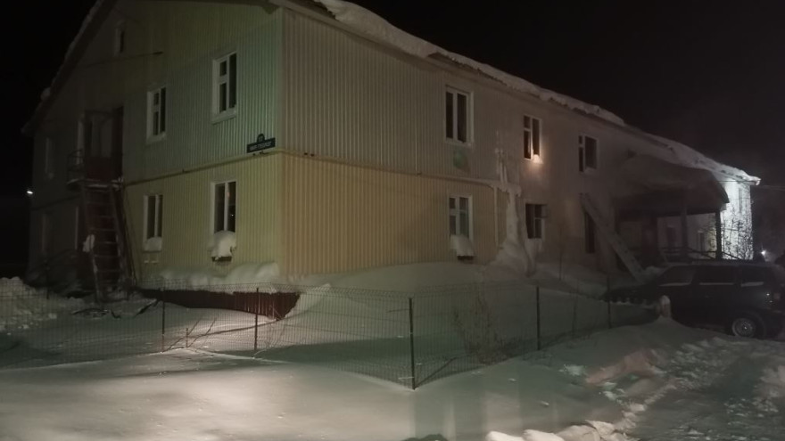 На Ямале при тушении пожара в жилом доме огнеборцы нашли тело мужчины