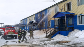 Никто не пострадал: лабытнангские огнеборцы ликвидировали пожар в жилой двухэтажке