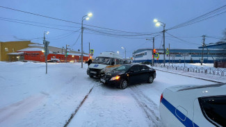На Ямале иномарка влетела в Газель. Есть пострадавшие 