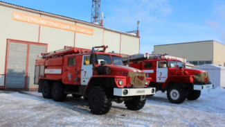 Новоуренгойские пожарные оперативно потушили возгорание в двухэтажном деревянном доме