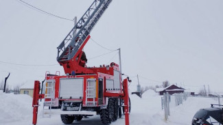 На Ямале в отдаленном селе появилась современная пожарная машина с лестницей длинной 18 метров