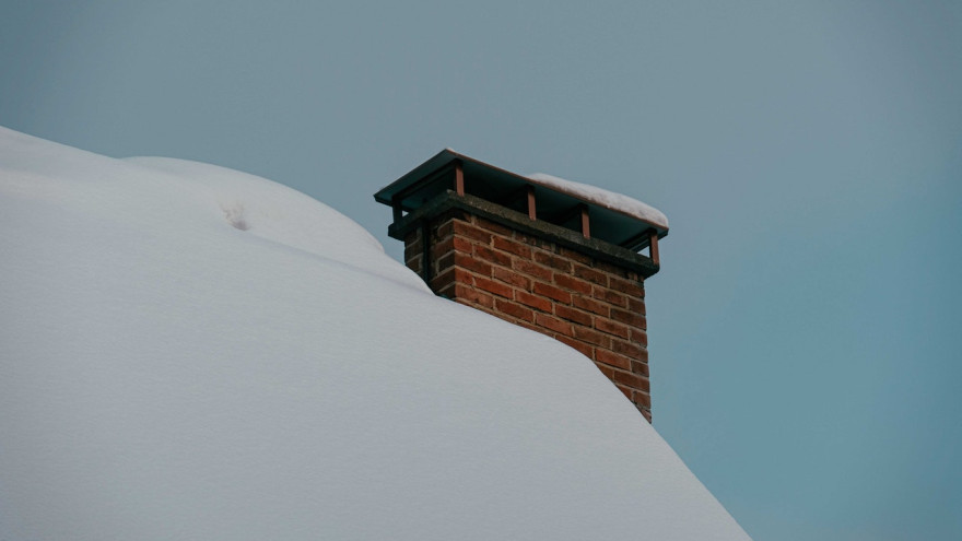 В Губкинском с крыши дома на школьницу рухнул снег