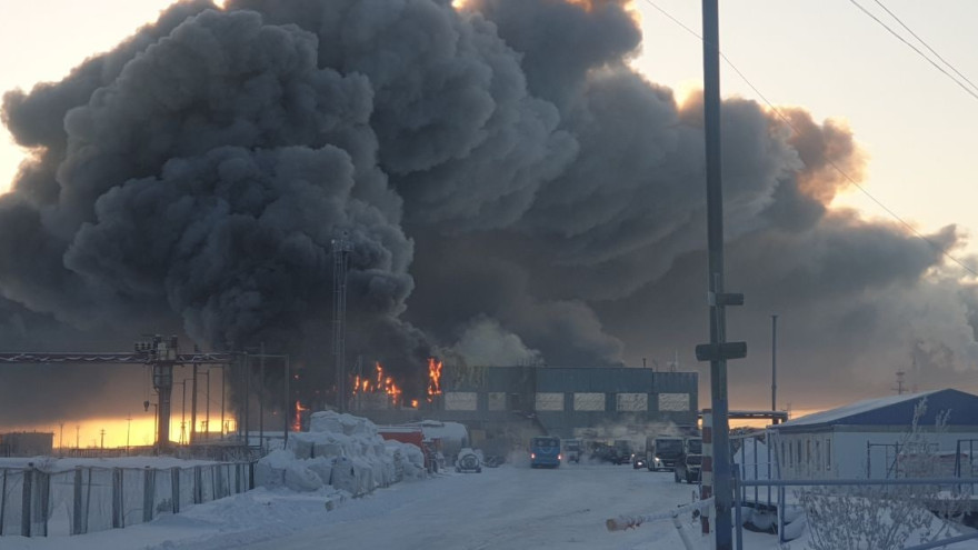 В Коротчаево горит производственное здание с автомобилями и бензовозом внутри