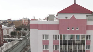 Апрельскую капель в тихом ужасе встречают жильцы многоквартирника в Салехарде 