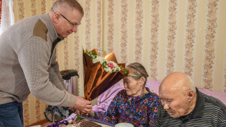 «Золотые юбиляры» из Панаевска: глава Ямальского района вручил семье Хороля денежный сертификат