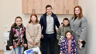 Дмитрий Артюхов в Новом Уренгое вручил ключи от квартир двум семьям участников СВО