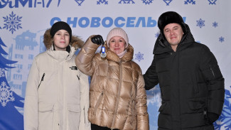 В Новом Уренгое Дмитрий Артюхов вручил переселенцам из авариек ключи от квартир