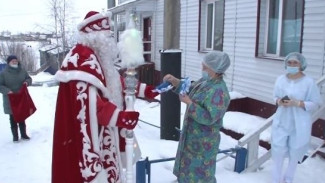 Новогоднее настроение: Дед Мороз устроил праздник для медиков мужевской больницы