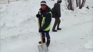 «Греемся на лопате». Мобильный репортер расспросил коммунальщиков о «снежной ситуации» в Салехарде