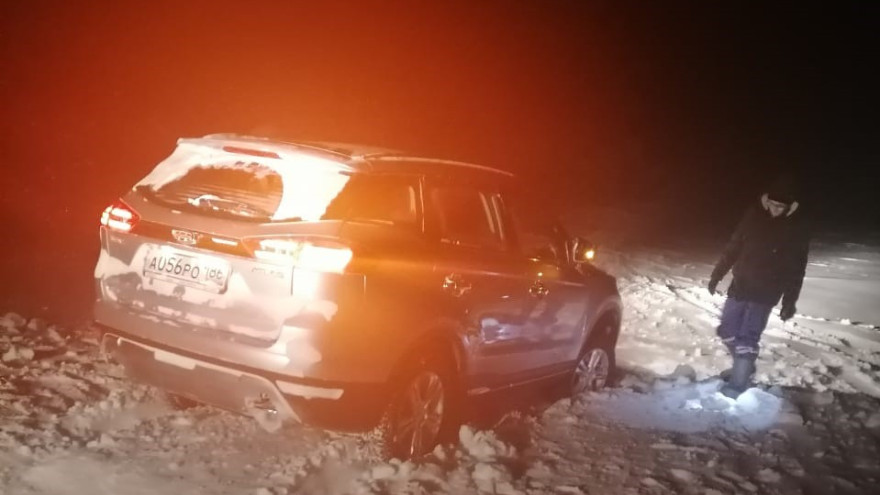 Ямальцы застряли на закрытом зимнике: на помощь пришли спасатели