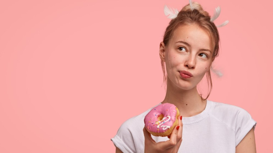 Почему постоянно хочется сладкого: 10 скрытых причин, как побороть тягу и обмануть мозг