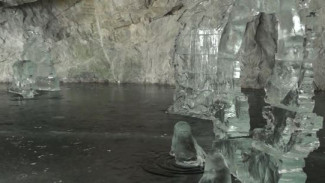 Природные богатства Карелии: в подземном озере горного парка «Рускеала» выросли ледовые скульптуры