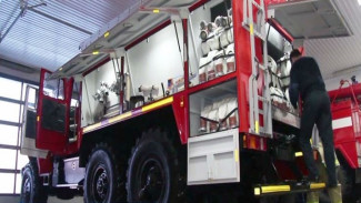 Пуровские спасатели получили новую пожарную машину