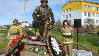 В поселке Уренгой установили памятник погибшему в пожаре спасателю