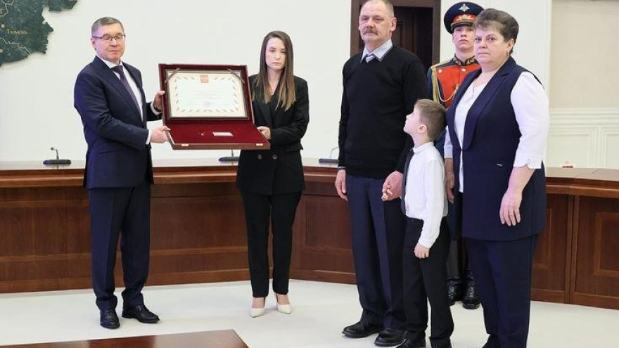 Владимир Якушев вручил звезду Героя России родным погибшего в ходе СВО офицера