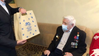 В Тюмени вручили подарок ветерану Ямала Николаю Тишину к юбилею округа