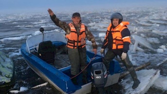 Спасатели эвакуировали мужчину, которого ледоход унес в Тазовскую губу (ВИДЕО)