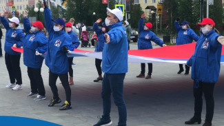 Ямальские волонтеры спели гимн и пронесли флаг России по улицам Салехарда