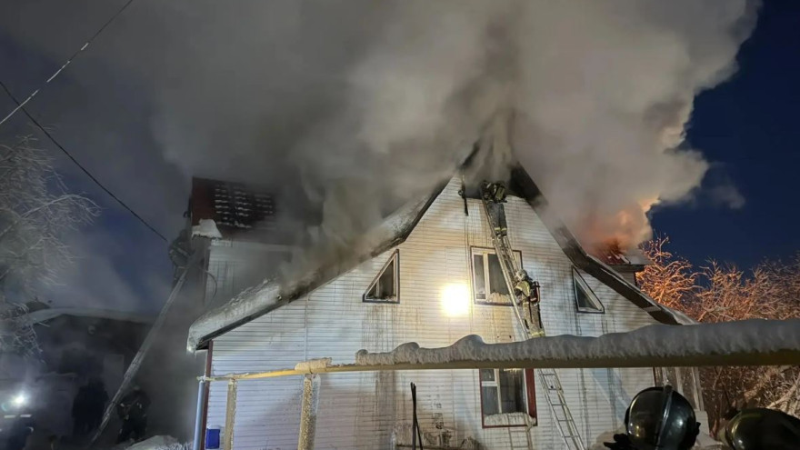 Дом на Королёва в Салехарде охватило пламя