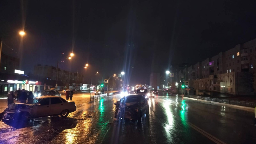 Двух автомобилистов госпитализировали после ДТП в Ноябрьске 