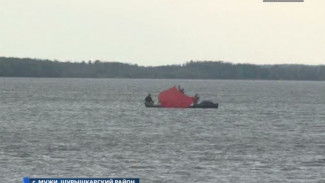 В село Мужи на небольшой деревянной лодке с красным парусом прибыли французские путешественники