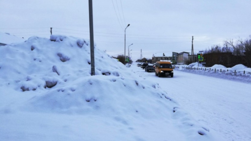 ГИБДД: горы снега на улицах Салехарда создают опасные ситуации