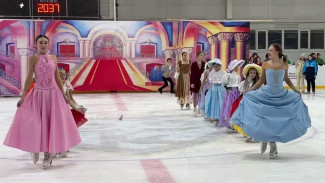 «Золушка» на льду: новоуренгойские фигуристы представили новогоднюю сказку