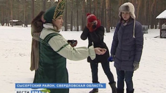Уральские туристы встретились в лесу со сказочными героями