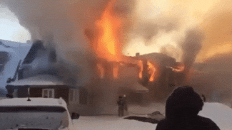 На Ямале вспыхнул жилой дом, тушить который отправились 60 бойцов МЧС. Есть пострадавшие