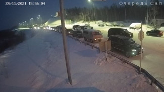 Дорожники запустили движение по ледовой переправе Салехард-Лабытнанги