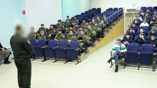 Встреча с героем: салехардские кадеты пообщались с бойцом СВО