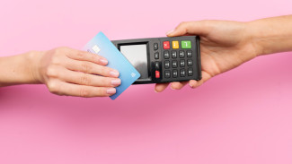 Шопинг за чужой счёт: в Яр-Сале девушки обокрали приятеля