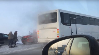 В Новом Уренгое столкнулись сразу шесть машин и образовали огромную пробку (ВИДЕО)