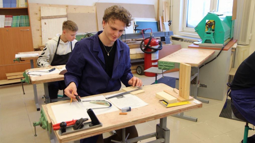 Столярные станки и швейные машины: во все школы Ноябрьска закупили новое оборудование 