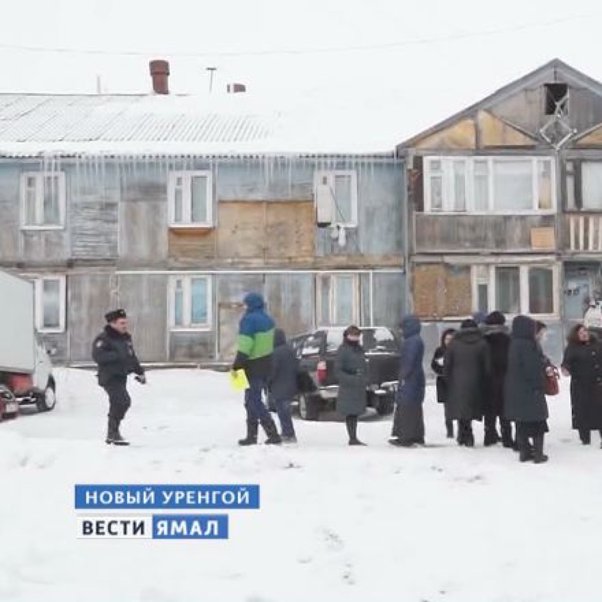 Скандал на Таежной. В Новом Уренгое жильцы «деревяшки» отбили у  коммунальщиков дом – Новости Салехарда и ЯНАО – Вести. Ямал. Актуальные  новости Ямала