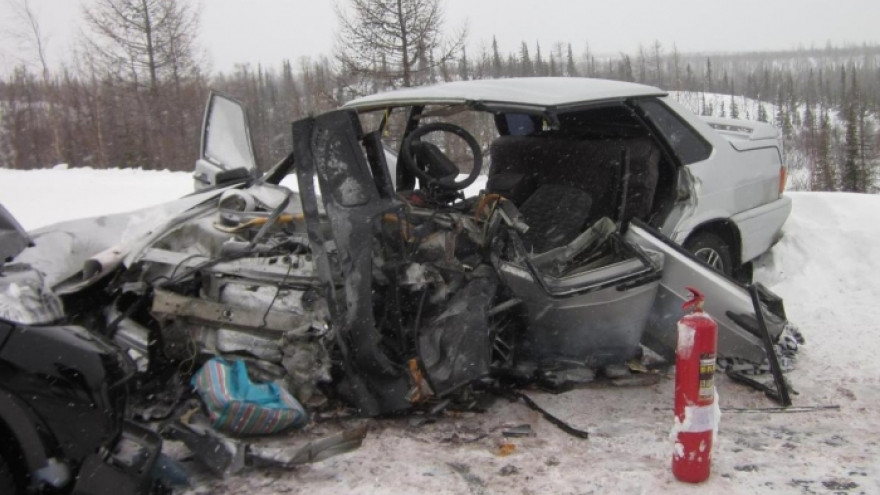 В ГИБДД рассказали подробности ДТП на трассе Салехард – Аксарка, где лоб в лоб столкнулись два автомобиля